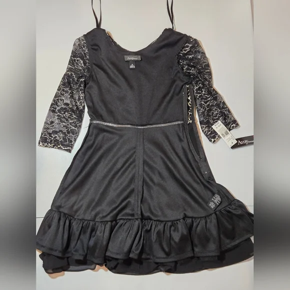 Amy Wear Black Dress With Cream/light Gold Colored Rose Lace Detail - Picture 6 of 8